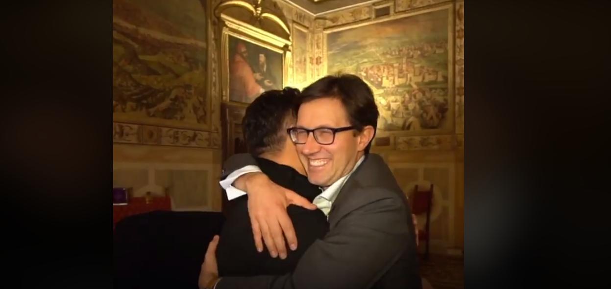 Il sindaco di Firenze Dario Nardella abbraccia Vito Wang, rappresentante dell'Unione giovani italo-cinesi