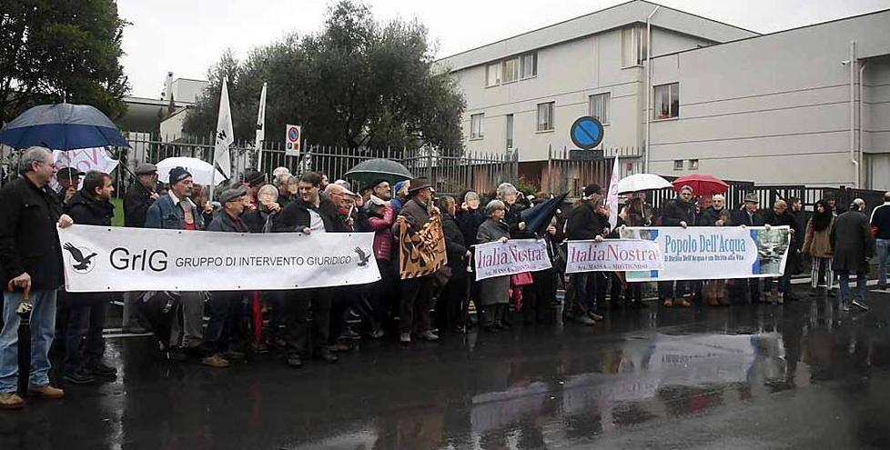 Sit-in contro Mario Puglia in tribunale 