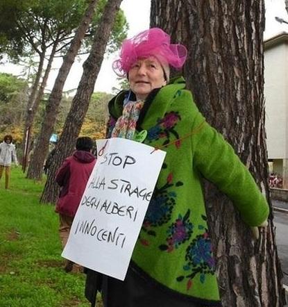 Ancora in piazza per salvare i pini di via Mascagni 