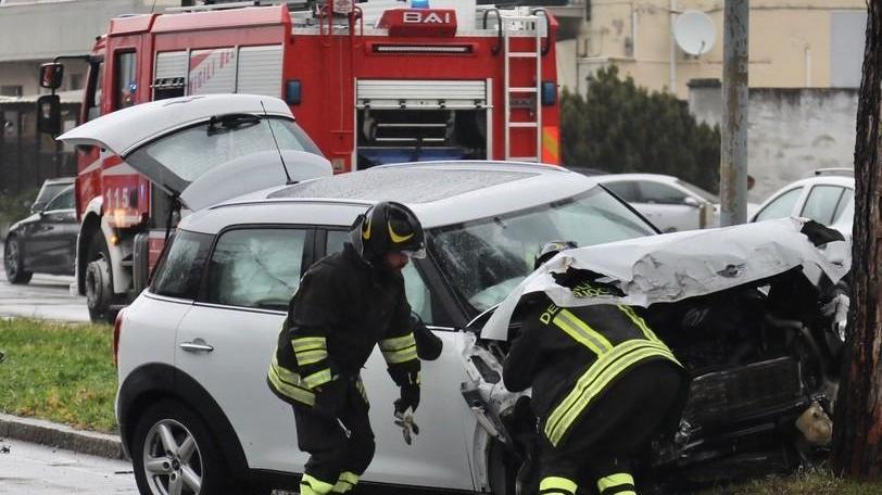 Spacca in auto un tubo del metano