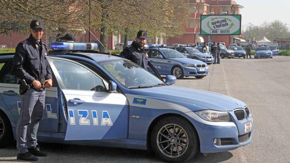 Si prenotava lo spritz al chiosco per avere cocaina e marijuana