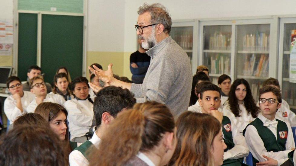 Il superchef Bottura fa lezione agli studenti dello Spallanzani