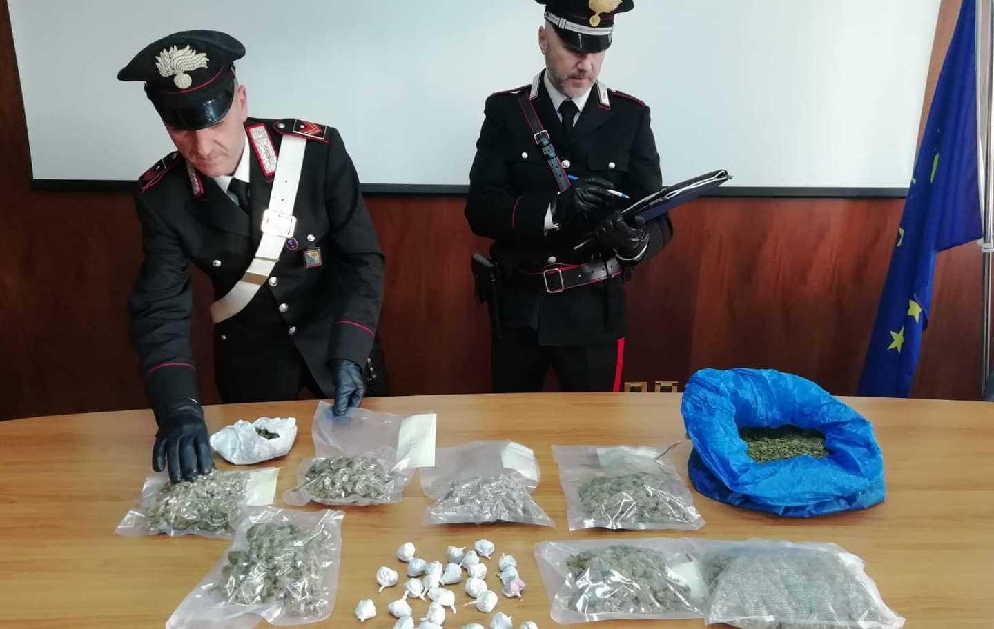 Due chili di droga in casa, arrestato un 29enne 