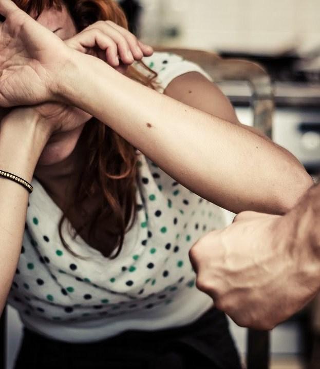 Sorso, botte e insulti alla sorella: condannato a 17 mesi 