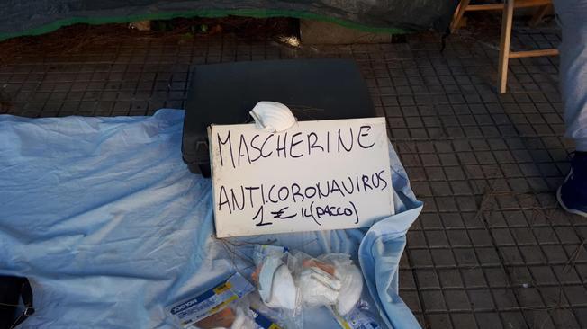 Allarme Coronavirus, a Cagliari c'è chi ci scherza: pacco di mascherine a 1 euro