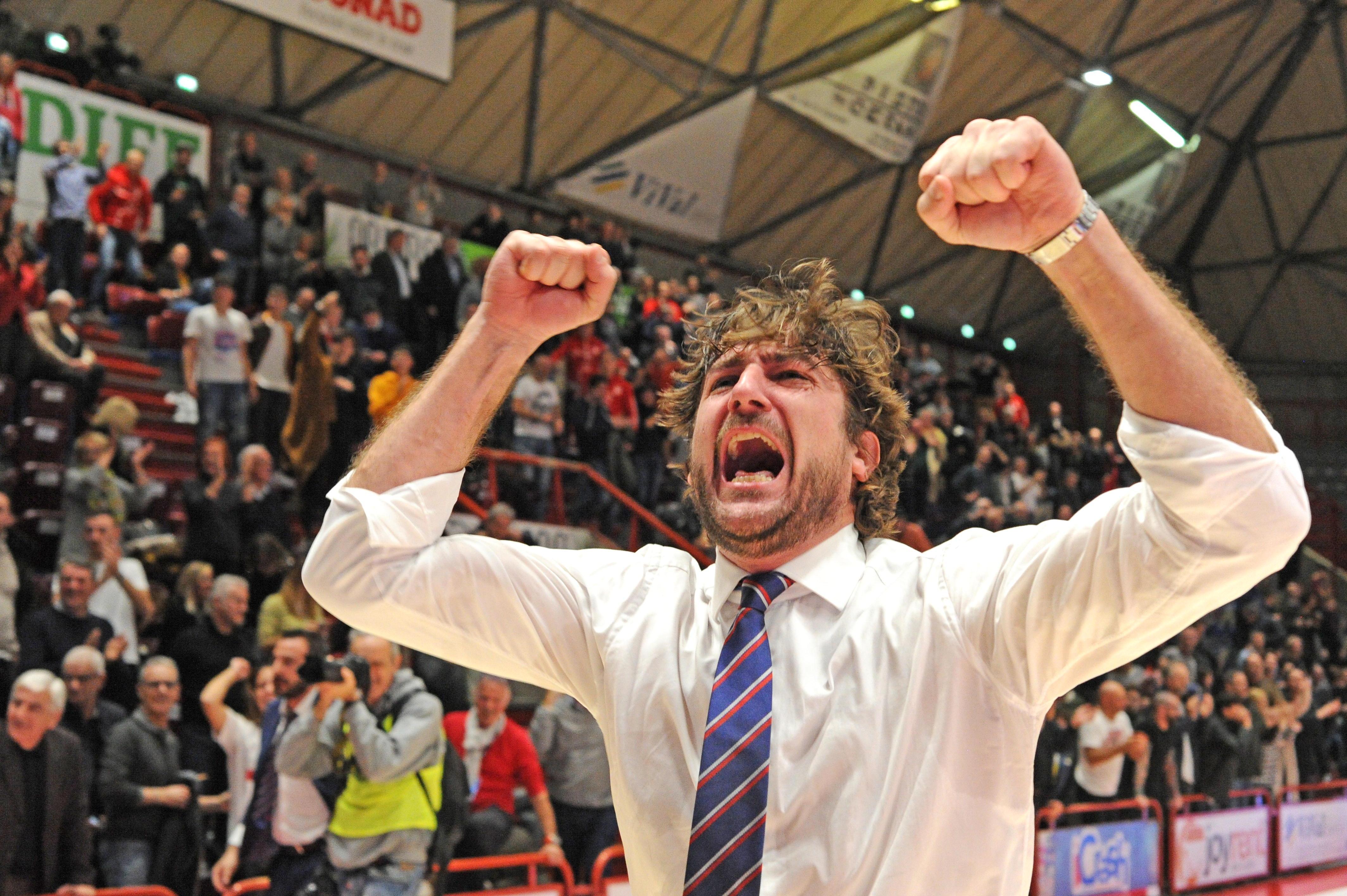 L'esultanza di coach Carrea (OriOra Pistoia Basket)