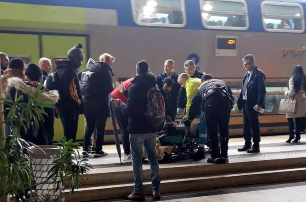 Le immagini del salvataggio, da parte dei carabinieri, della donna brasiliana che si era stesa sui binari alla stazione.
