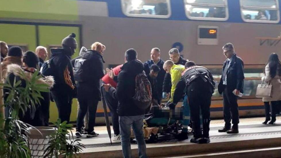 Le immagini del salvataggio, da parte dei carabinieri, della donna brasiliana che si era stesa sui binari alla stazione.