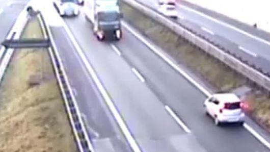 A 90 anni contromano sull’autostrada A15 Ritirata la patente