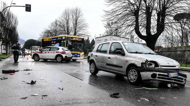 Scontro all’incrocio tra macchina e Ape: grave un uomo di 69 anni