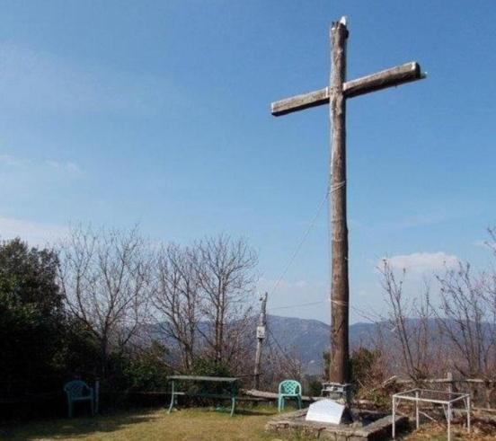 È tornata ad accendersi la croce di Vorno sulla cima di Monte Zano