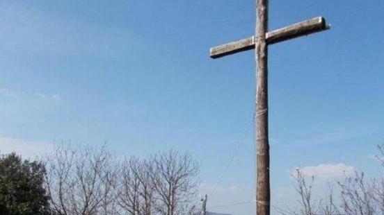 È tornata ad accendersi la croce di Vorno sulla cima di Monte Zano