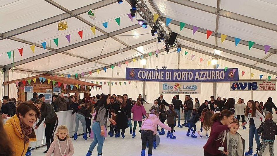 Risate, divertimento e qualche scivolone È un successo la prima della pista sul ghiaccio