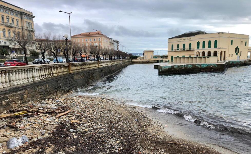Cattivo odore e liquami in mare protesta alla Terrazza Mascagni 