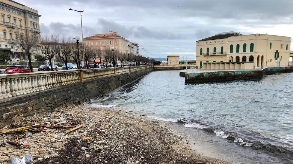 Cattivo odore e liquami in mare protesta alla Terrazza Mascagni