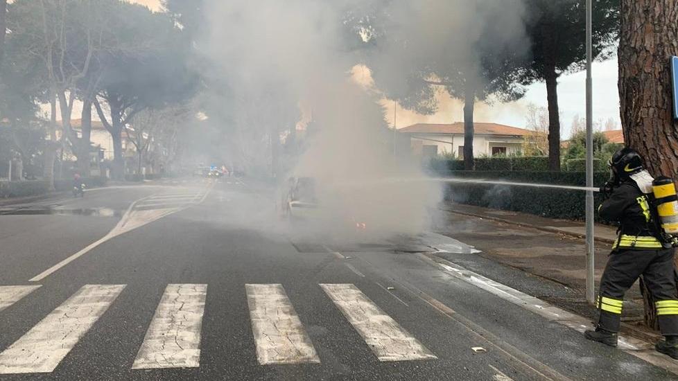 Brucia auto a metano: rogo spento dai pompieri