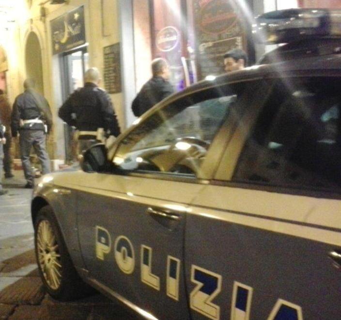Le chiede di dargli cinque euro e poi la spaventa con un trincetto
