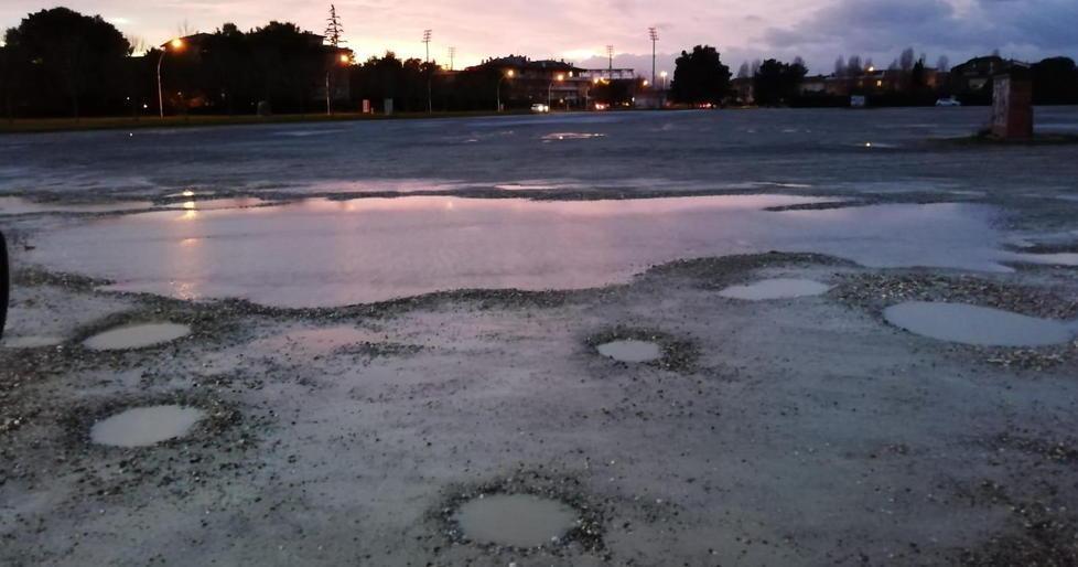 Il parcheggio diventa un lago 