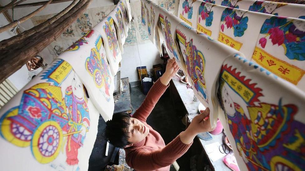Stamani l’artista Ai Teng attaccherà 716 stampe sulle pareti di via Pistoiese