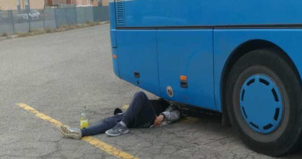 Ubriaco dormiva sotto il bus