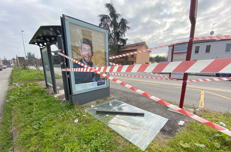 Caduto vetro della pensilina
