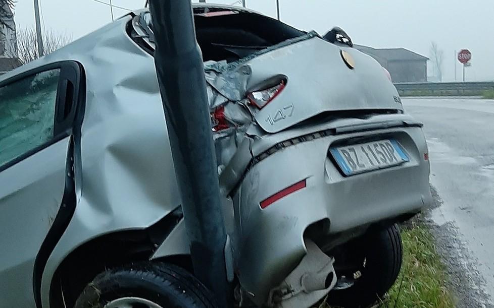 L’auto finisce contro il palo