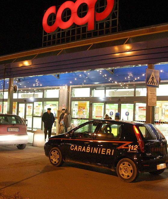 Ladri di salumi bloccati nel supermarket