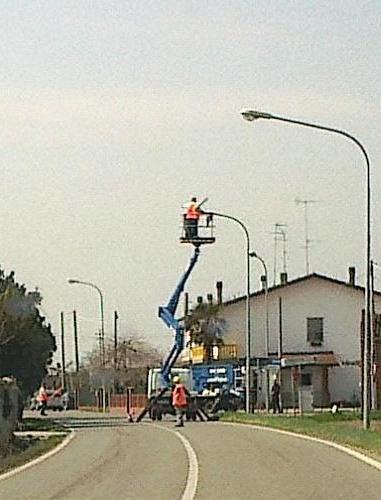 Strade e piazze al buio I cittadini chiedono più luce e sicurezza 