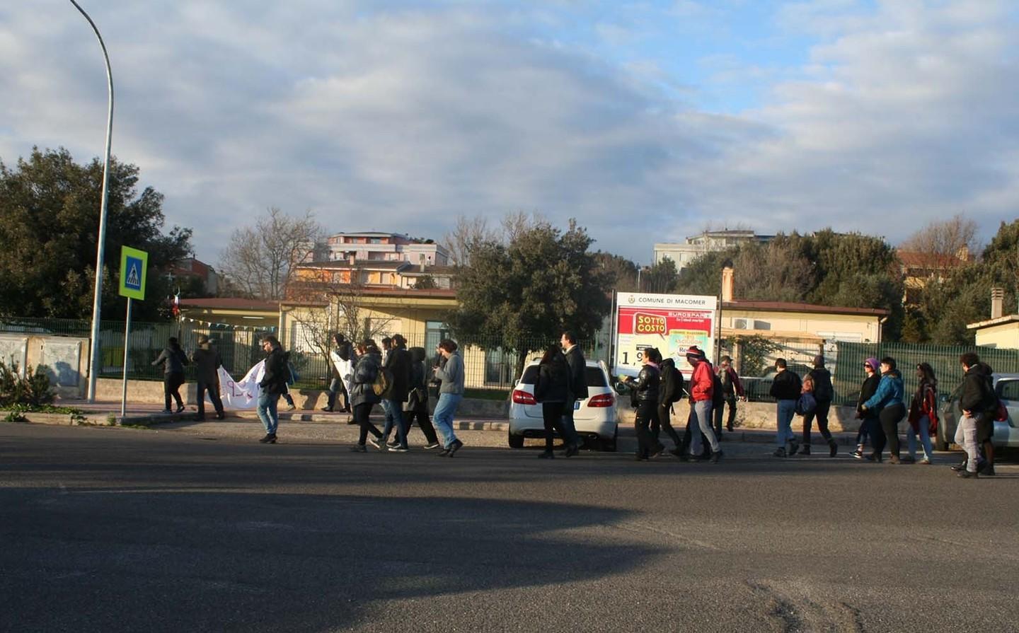 Macomer, corteo pacifico per dire “no” al Cpr 