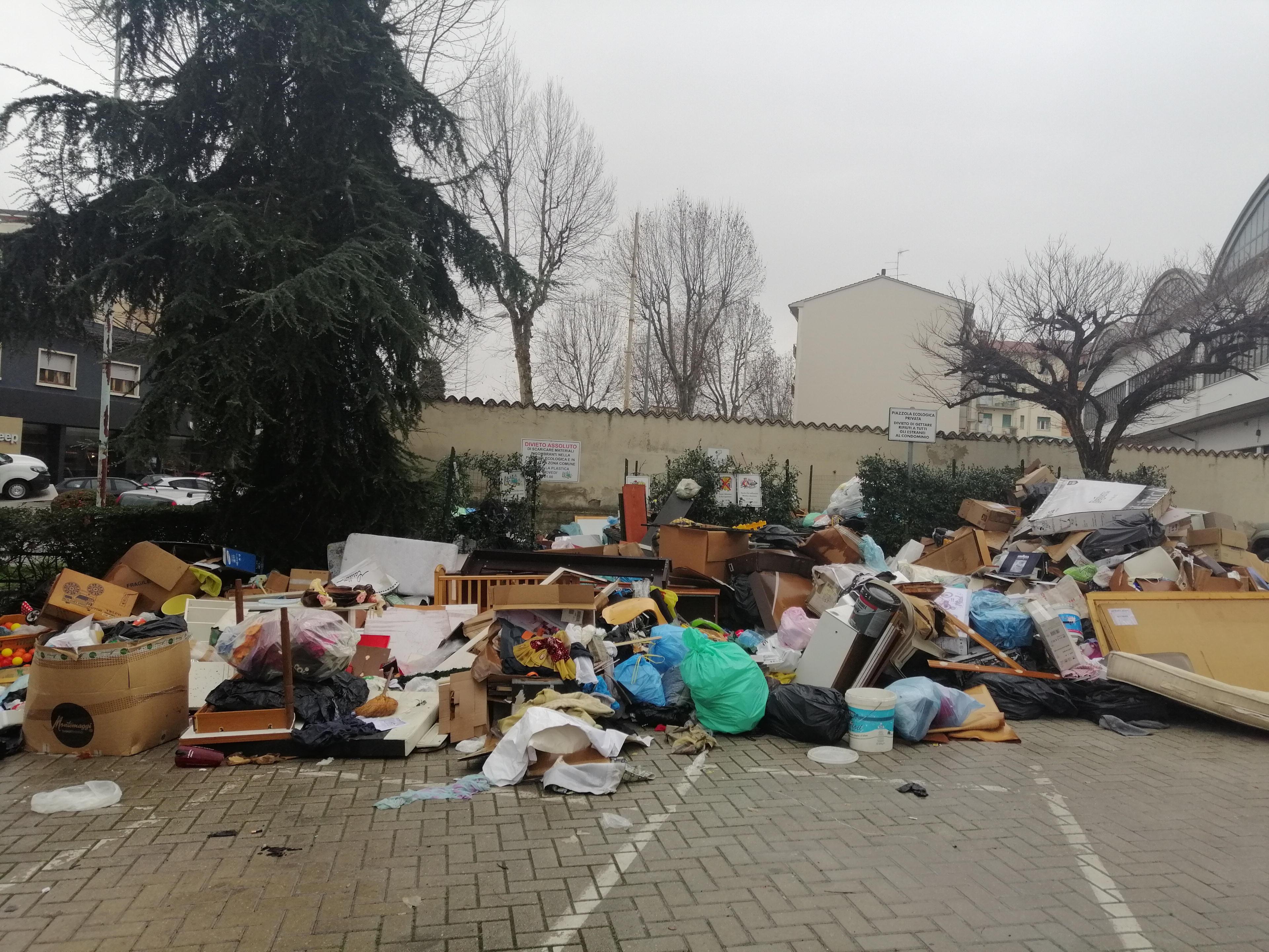 Una discarica in via Brunelleschi a Prato