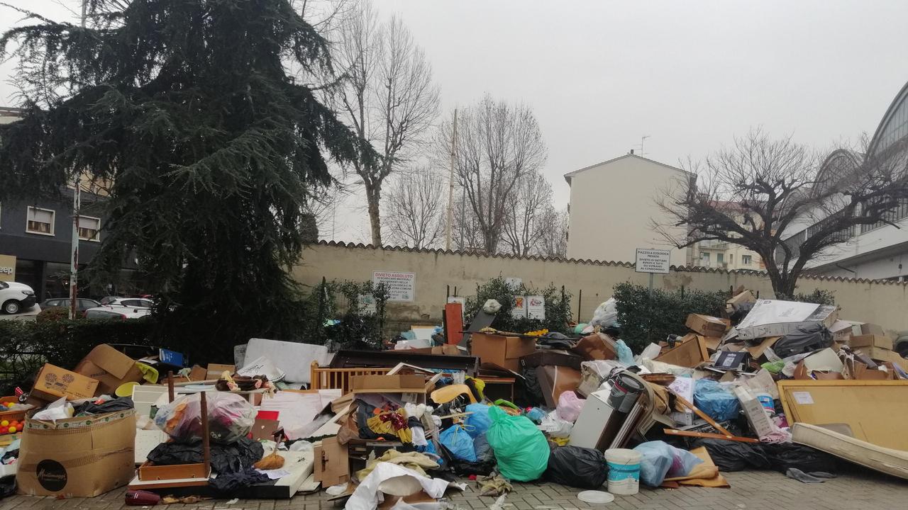 Una discarica in via Brunelleschi a Prato