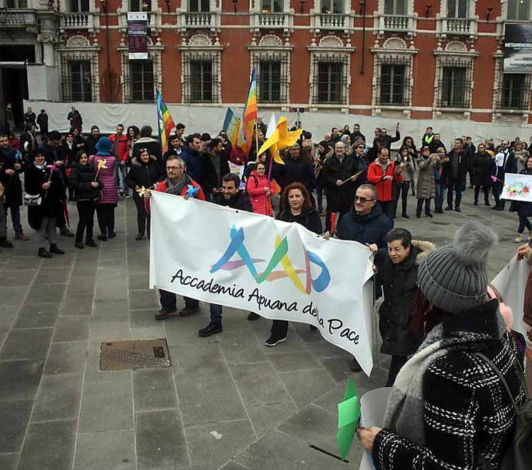 L’abbraccio delle religioni alla Marcia della Pace: in 300 sfilano in città 