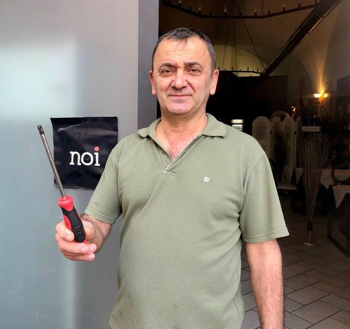 Il ristoratore Massimo Braccini mostra il cacciavite utilizzato e poi dimenticati dai ladri nel suo locale (foto Dario Marzi)