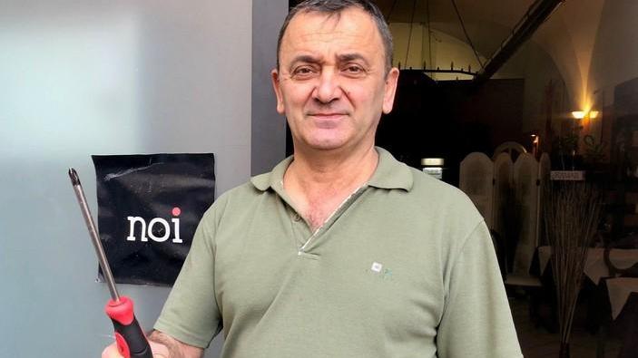 Il ristoratore Massimo Braccini mostra il cacciavite utilizzato e poi dimenticati dai ladri nel suo locale (foto Dario Marzi)
