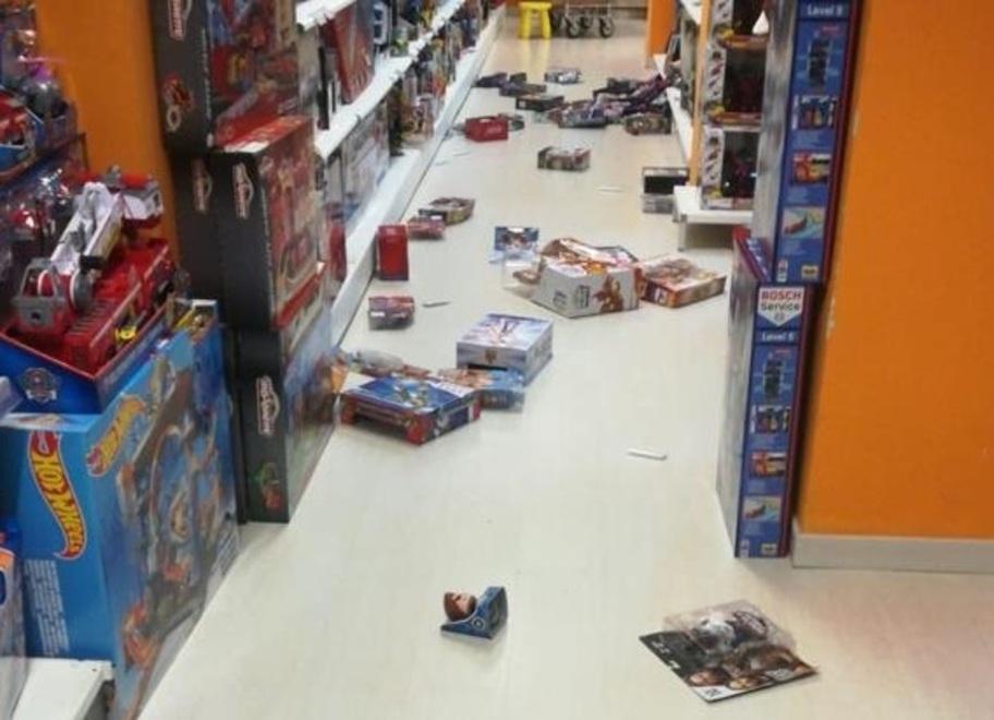 Le confezioni di Lego disseminate per il negozio di Universo Giochi