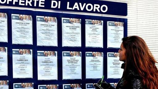 Reddito di cittadinanza, cercare lavoro in un mercato per precari: solo il 7% offre un posto fisso