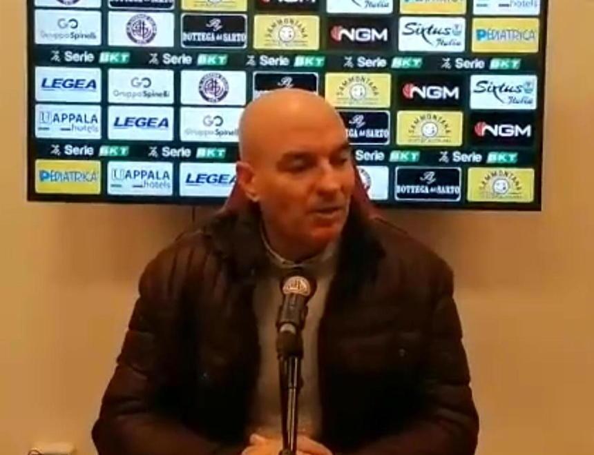 Un'immagine della conferenza del sindaco Luca Salvetti andata in scena nella sala stampa dello stadio Picchi subito dopo la sconfitta del Livorno con l’Ascoli