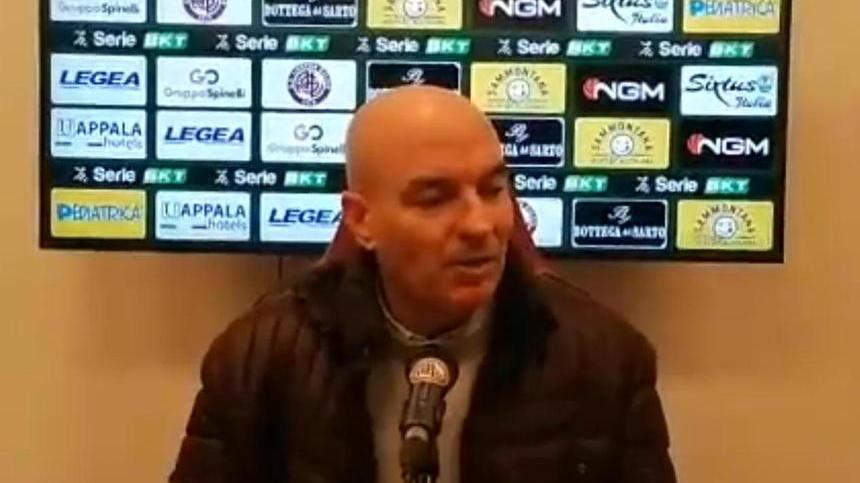 Un'immagine della conferenza del sindaco Luca Salvetti andata in scena nella sala stampa dello stadio Picchi subito dopo la sconfitta del Livorno con l’Ascoli