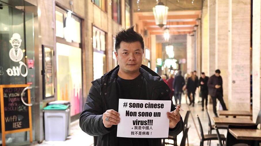 Coronavirus, il cartello del commerciante orientale: «Cinesi discriminati, non siamo un virus»