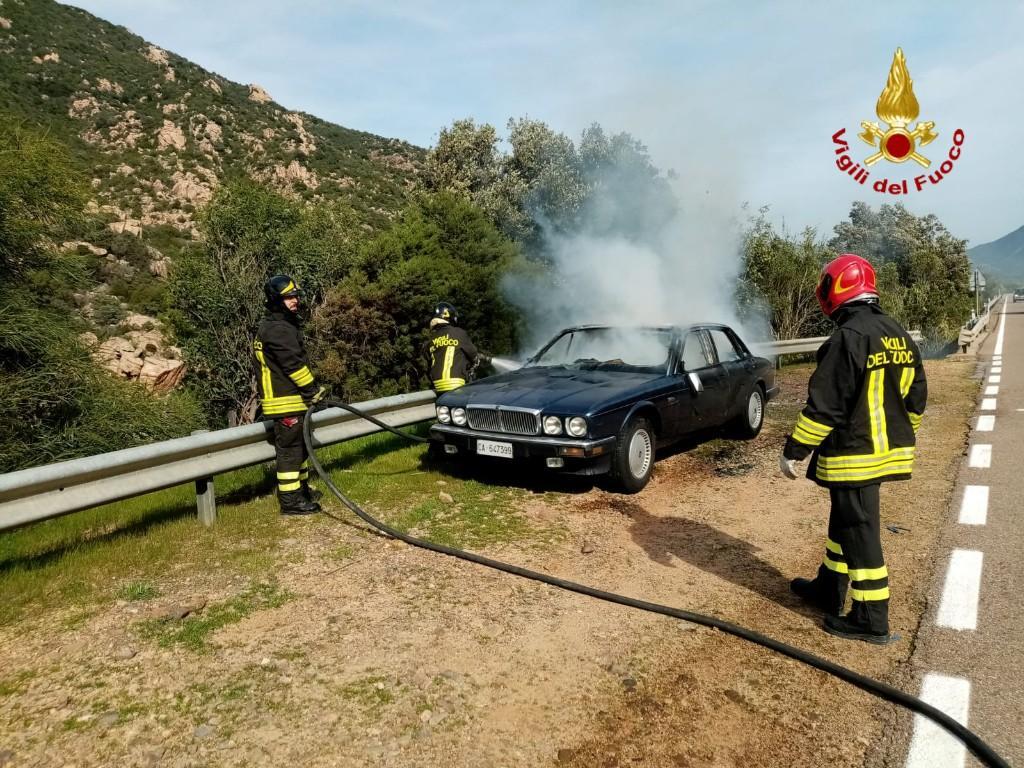 L'auto incendiata (foto di Mario Rosas)