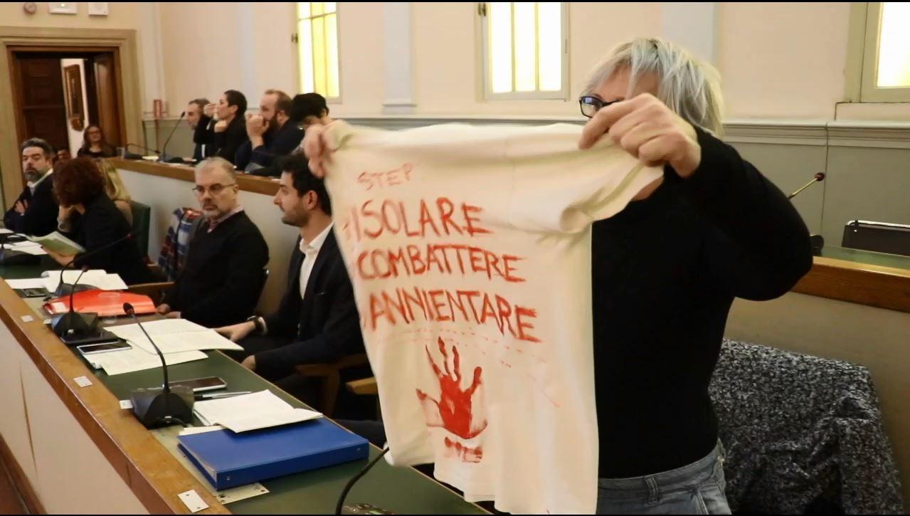 "Isolare, combattere, annientare": la consigliera Anna Ferraresi mostra la maglietta-denuncia