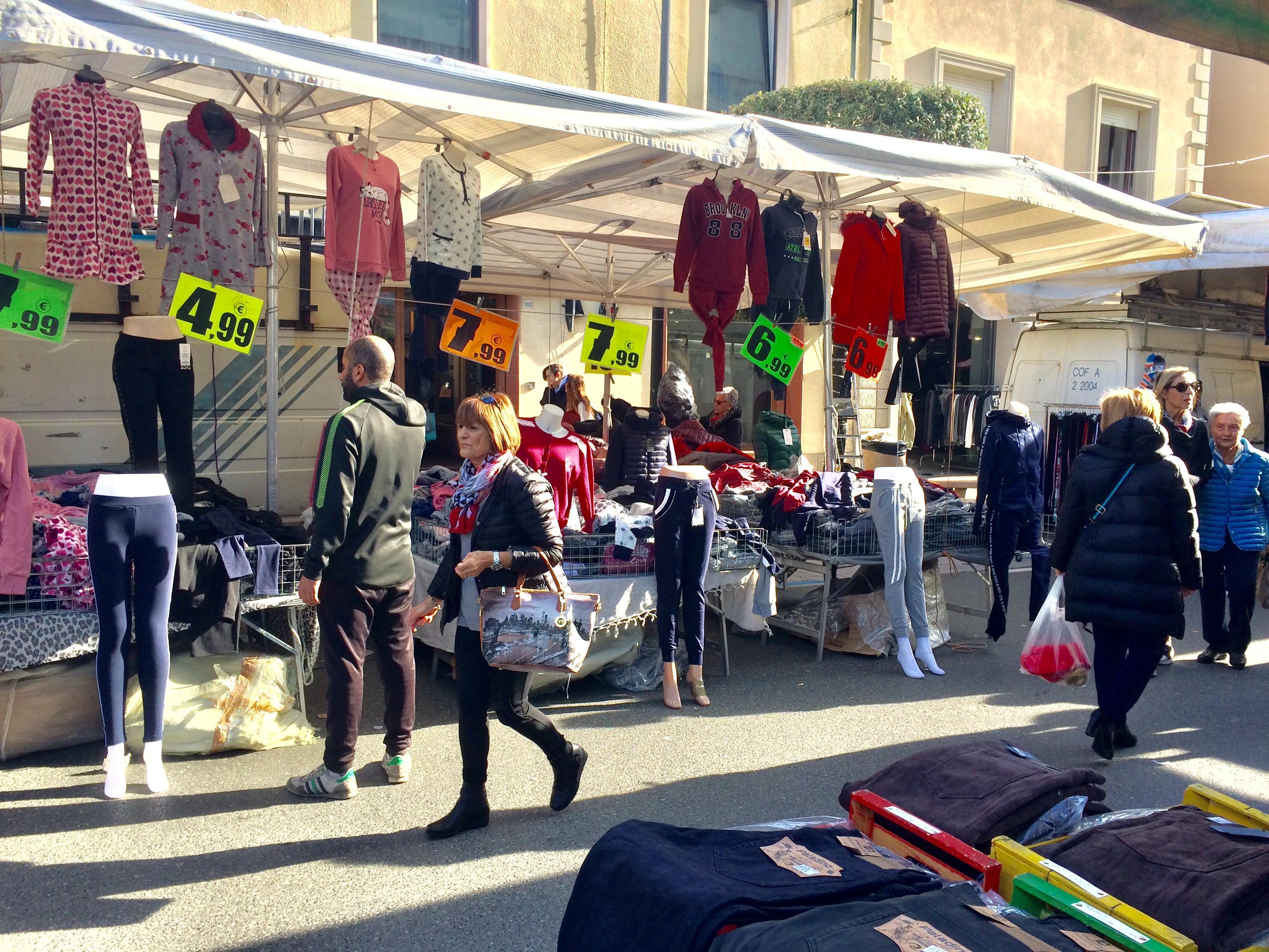 Il mercato di Cecina (foto d'archivio)