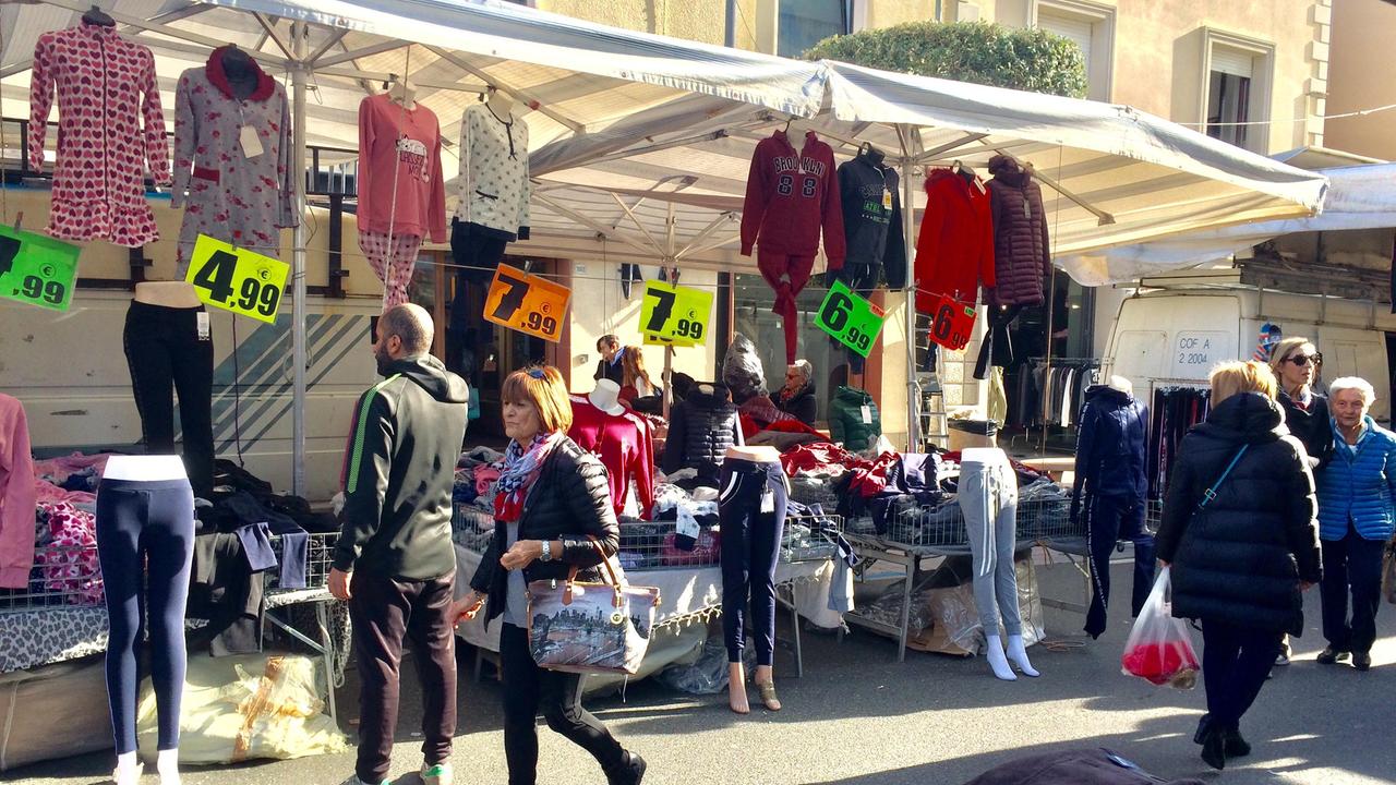 Il mercato di Cecina (foto d'archivio)