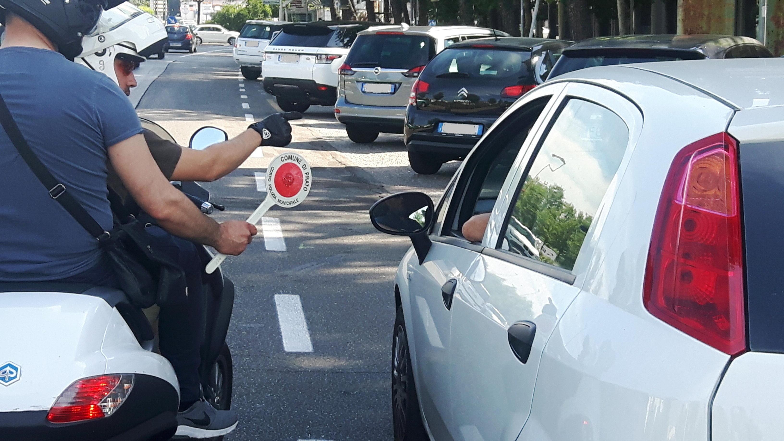 Poliziotti in borghese fermano un'auto (foto d'archivio)