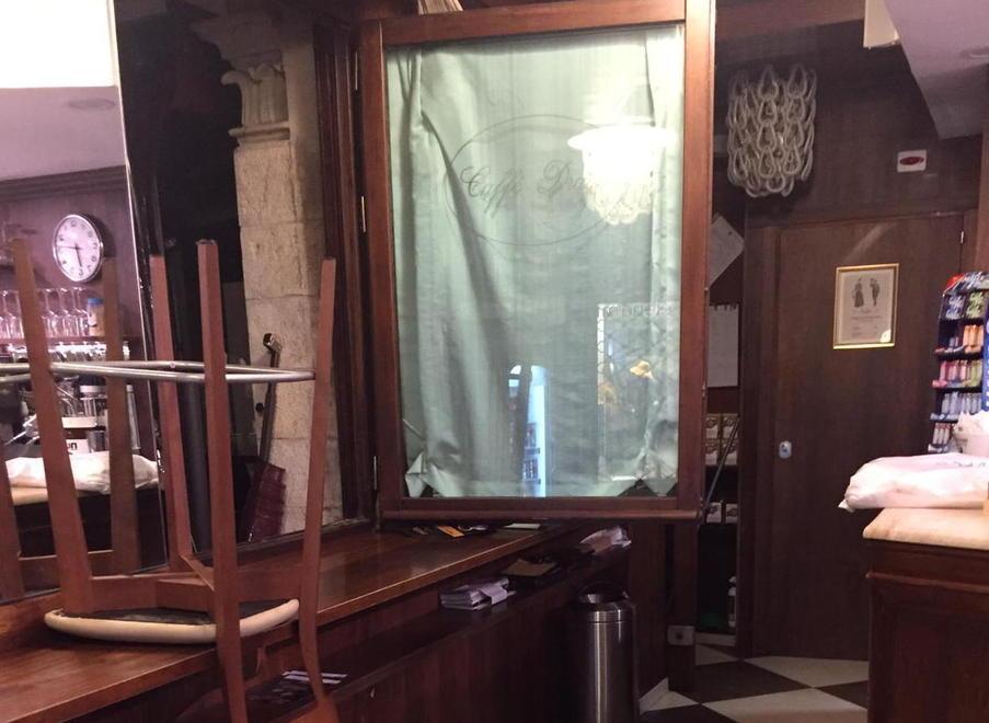 La finestra da cui è entrato il ladro nel Bar Drago