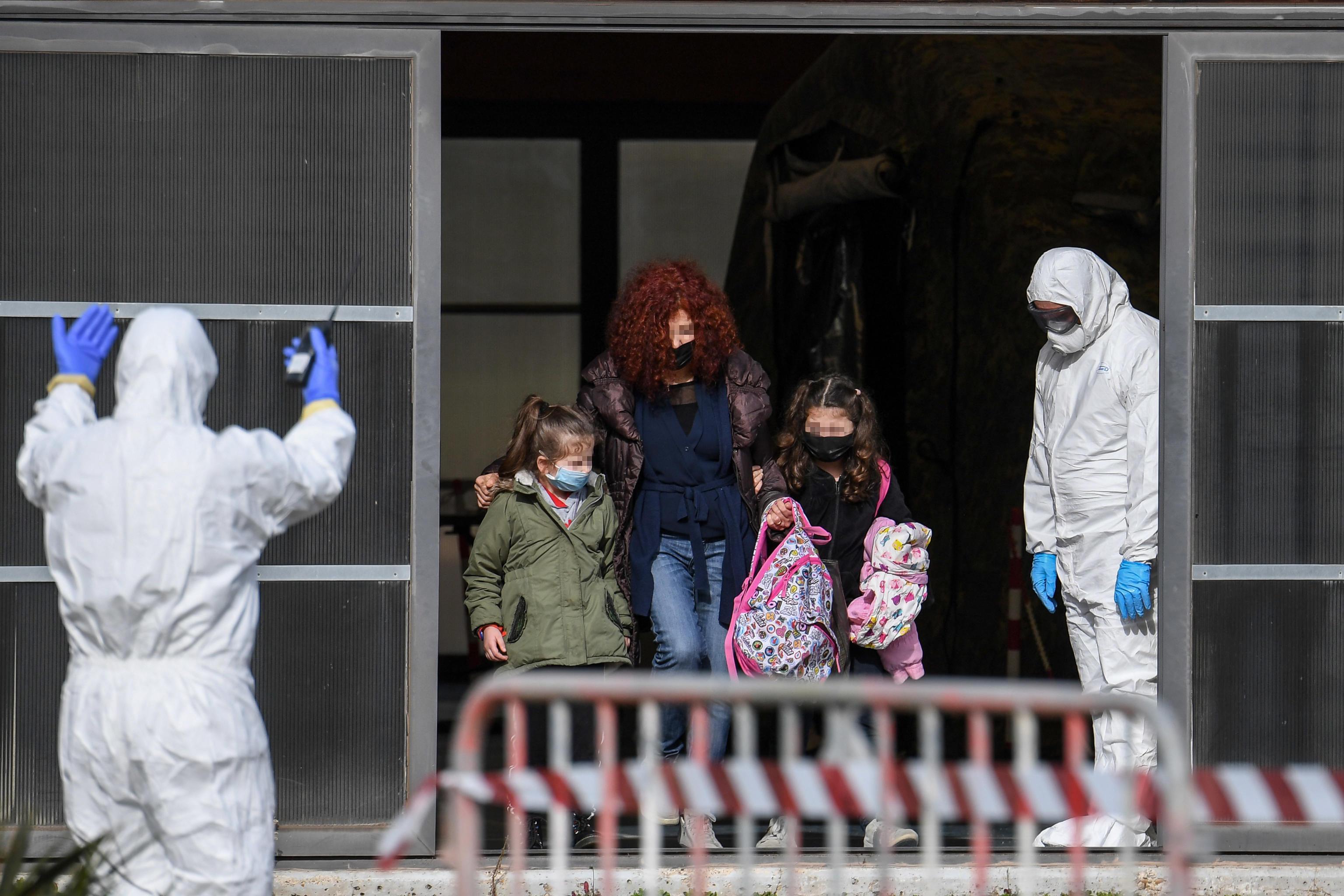 Psicosi Coronavirus, al cinema «sospendono la proiezione per due occhi a mandorla» 