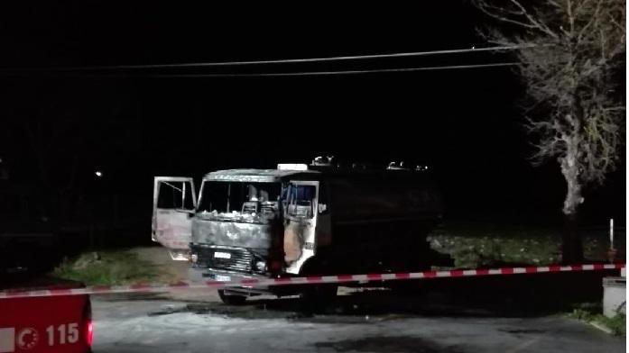 Il camion distrutto dal fuoco
