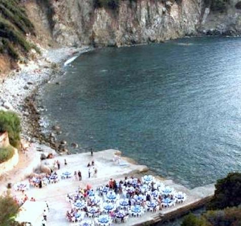 Lavori iniziati ma non finiti al molo sulla spiaggia di Patresi 