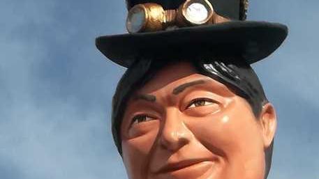 Anche il sindaco diventa maschera nella sfilata baciata dal sole