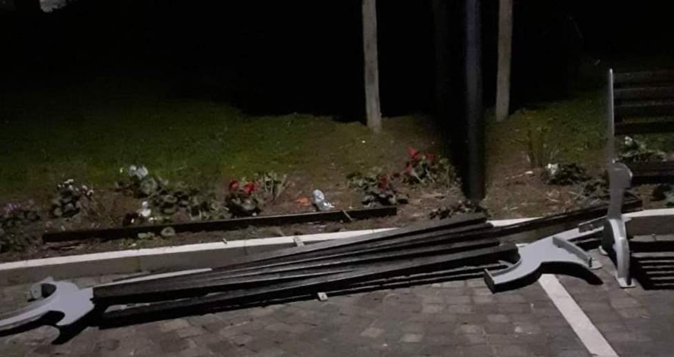 Vandali devastano panchine